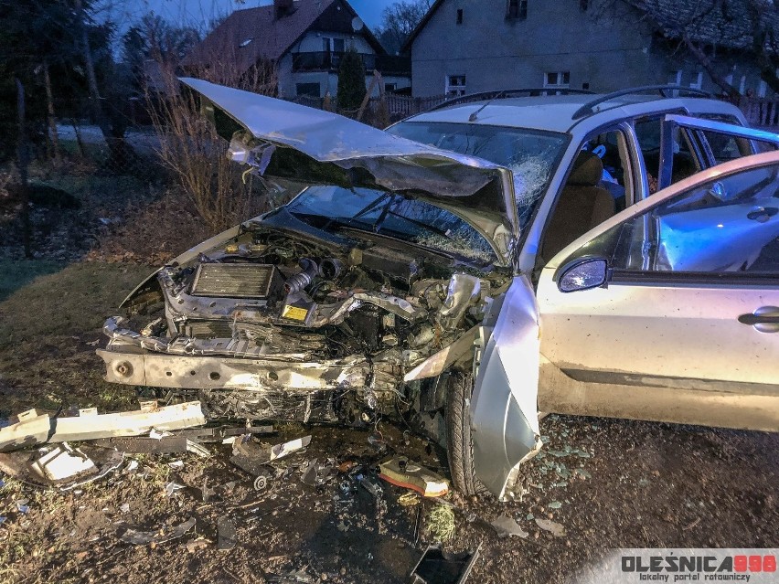 Ford rozbił się na drzewie. Kierowcę w krytycznym stanie zabrał śmigłowiec [ZDJĘCIA]