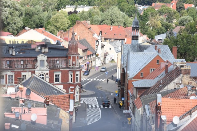 Według wstępnych wyników Narodowego Spisu Powszechnego Ludności i Mieszkań 2021 w Polsce 31 marca 2021 r. mieszkało 38 036,1 tys. osób (48,3% populacji stanowili mężczyźni, a 51,7% kobiety). Wiemy też, ile mamy mieszkańców w województwie lubuskim oraz ilu mamy rozwiedzionych i żonatych. Kliknij w zdjęcie i przejdź do galerii >>>>