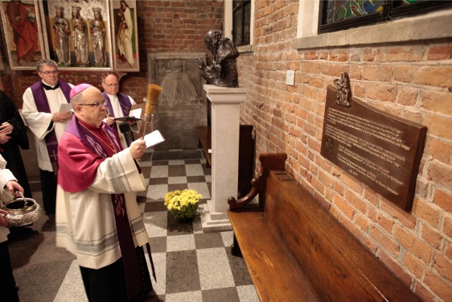 Biskup Andrzej Czaja dokonuje poświecenia tablicy ku czci ofiar Tragedii Górnośląskiej z okazji 70 rocznicy tamtych wydarzeń. 