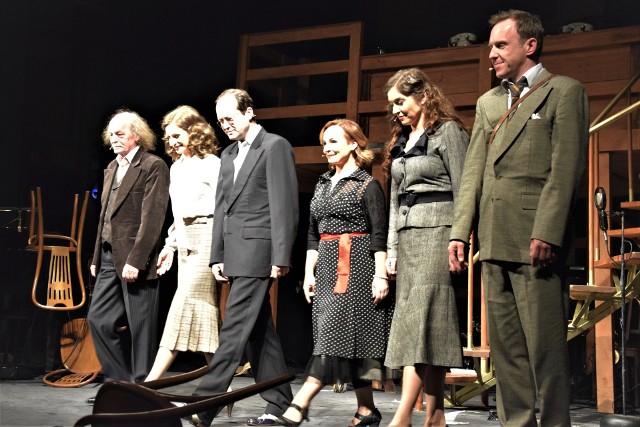Aktorzy w spektaklu "Tuwim dla dorosłych" Teatru Muzycznego Roma, na festiwalu Grudziądzka Wiosna Teatralna "...w duszy gra"