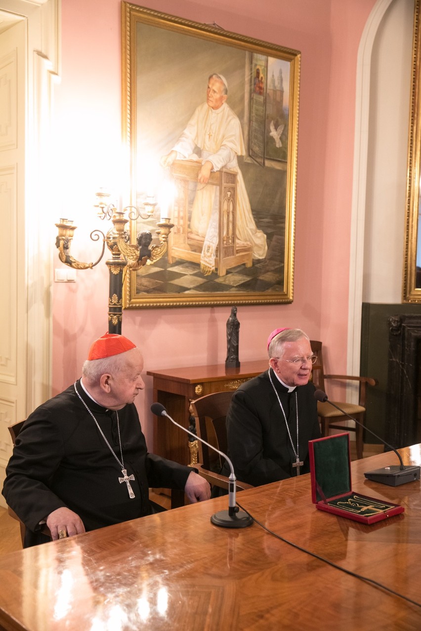 Kardynał Dziwisz przekazał swojemu następcy krzyż, który...