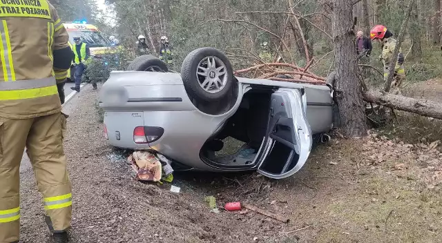 Mimo poważnych uszkodzeń samochodu w wypadku w Olszowej, kierowcy nic się nie stało.