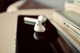 Słuchawki bezprzewodowe - czy warto je mieć, jakie mogą mieć wady i na co zwrócić uwagę przy ich kupnie?