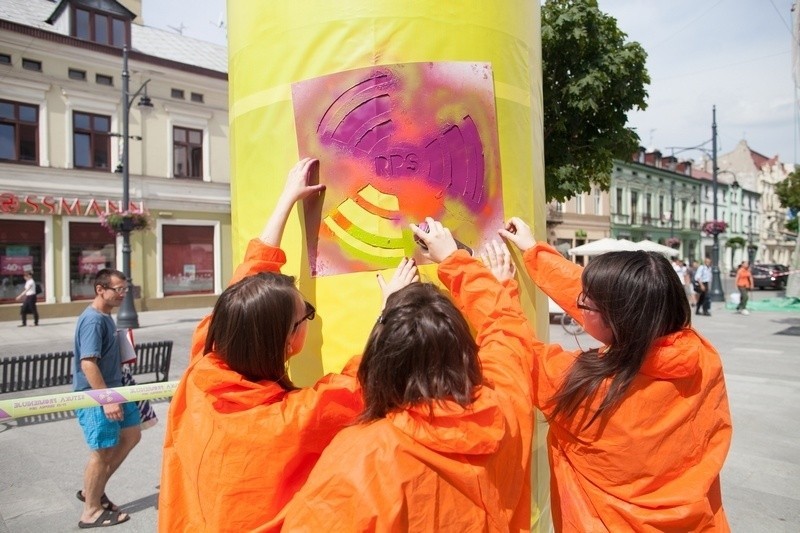 Hasło festiwalu „Sztuka promieniuje” zostało wymalowane na...