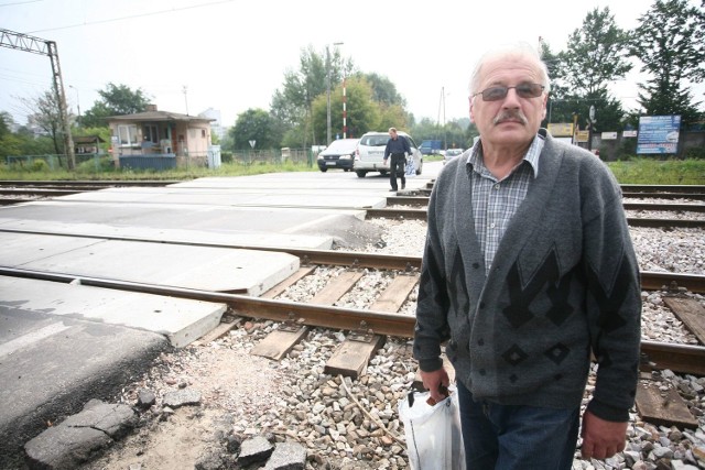 - Tym przejazdem codziennie przejeżdża wiele samochodów. Trzeba, by przejazd był równy &#8211; mówi radomianin Jerzy Bińkowski.