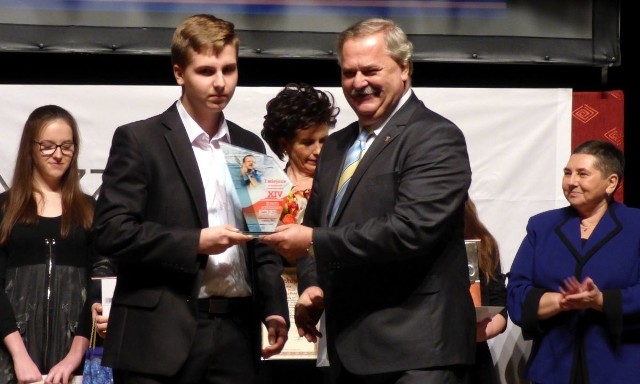 Kacper Sambór, który wygrał konkurs recytacji, otrzymał główną nagrodę przeglądu z rąk Romana Litwiniuka, szefa nauczycielskiej "Solidarności" w Kazimierzy Wielkiej.