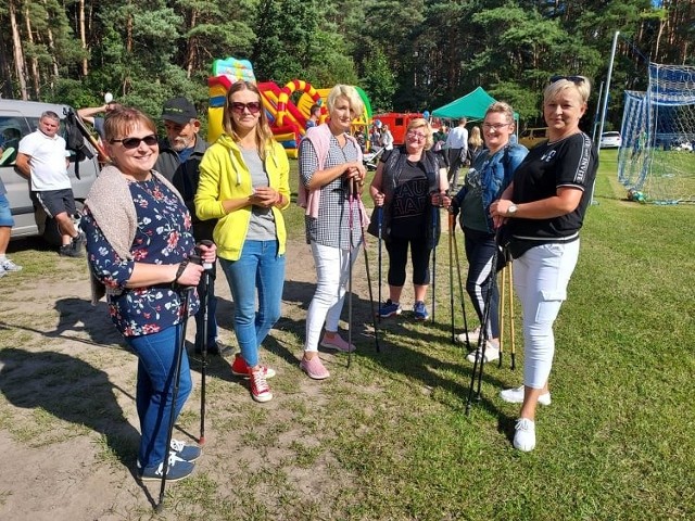 W ramach dnia sportu zorganizowano  marsz na medal nordic walking leśną trasą.