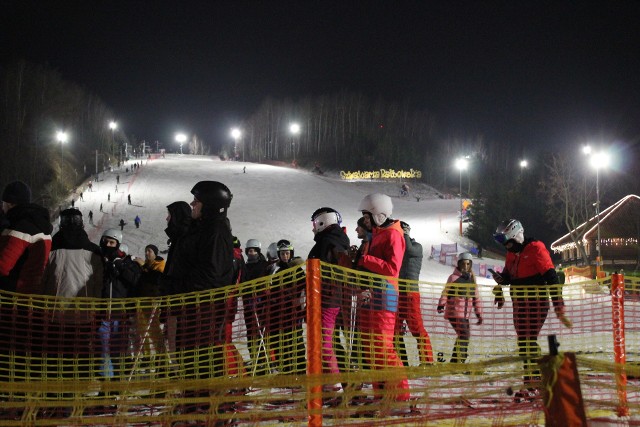 W sobotę, 25 lutego na stokach Szwajcarii Bałtowskiej kolejna Nocna Jazda. To niezwykła atrakcja dla fanów narciarstwa, ale również dla miłośników jednej deski. Początek zabawy od godziny 20.