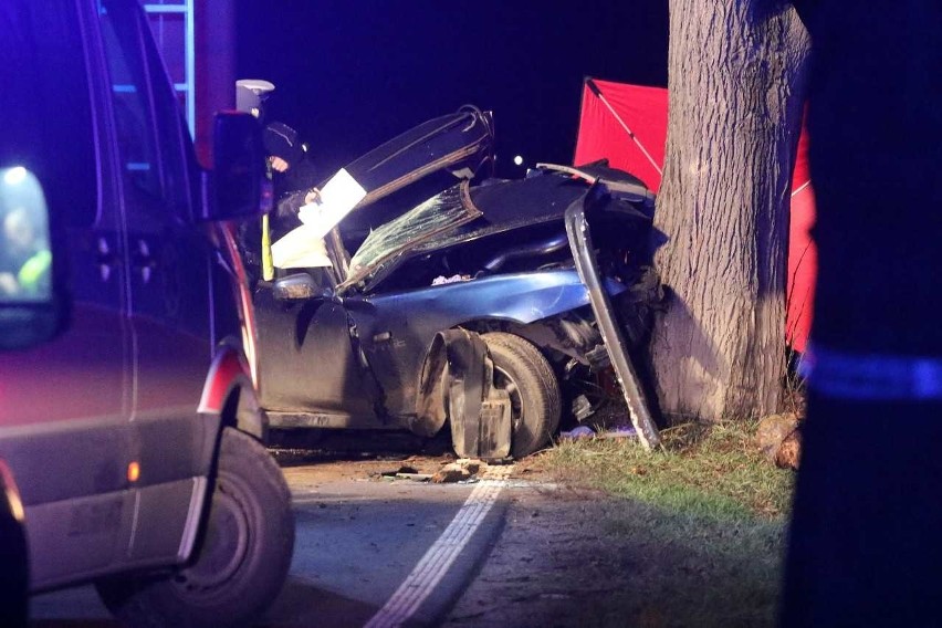 Śmiertelny wypadek pod Wrocławiem. Auto uderzyło w drzewo