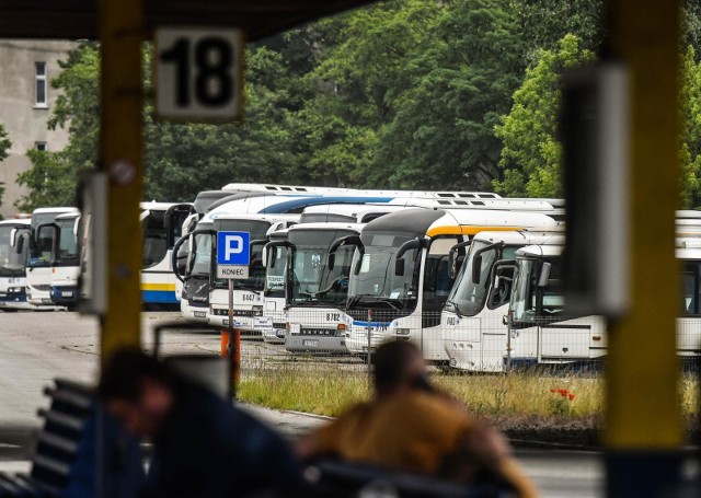 Kierownik bazy PKS zapewnia, że wysyłanie pracowników na urlop odbywało się zgodnie z prawem.