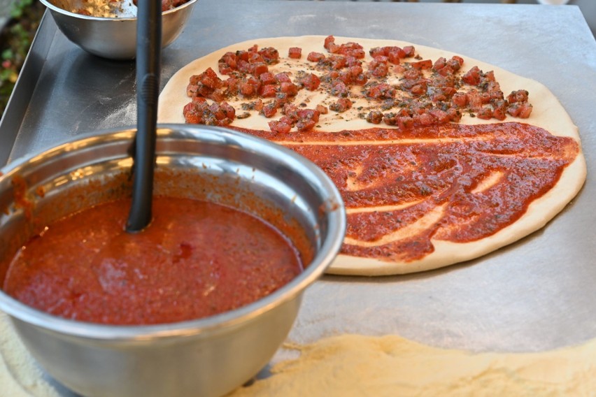 Pizzę od prawdziwego Włocha zjemy w restauracji Da Vinci w Podzamczu. Ten smak długo pozostaje w pamięci [WIDEO, ZDJĘCIA]