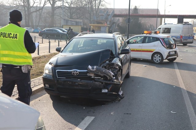 Do zderzenia dwóch samochodów doszło na al. Politechniki w Łodzi