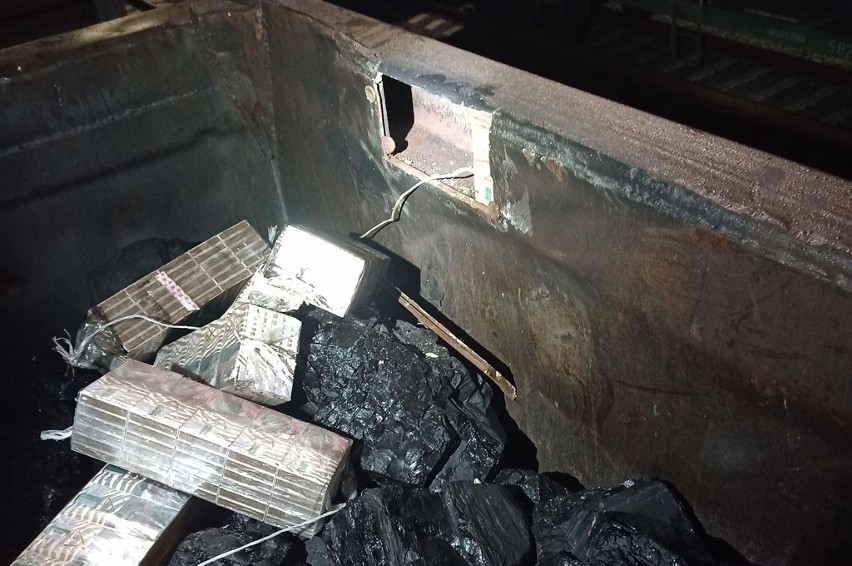 Podlaska KAS zatrzymała przemyt nielegalnej kontrabandy. W jednym z wagonów pociągu towarowego schowano blisko 2,5 tysiąca paczek papierosów
