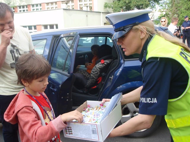 Policjanci sprawdzali czy rodzice pamiętają o przewożeniudzieci w fotelikach i czy sami zdążyli zapiąć pas