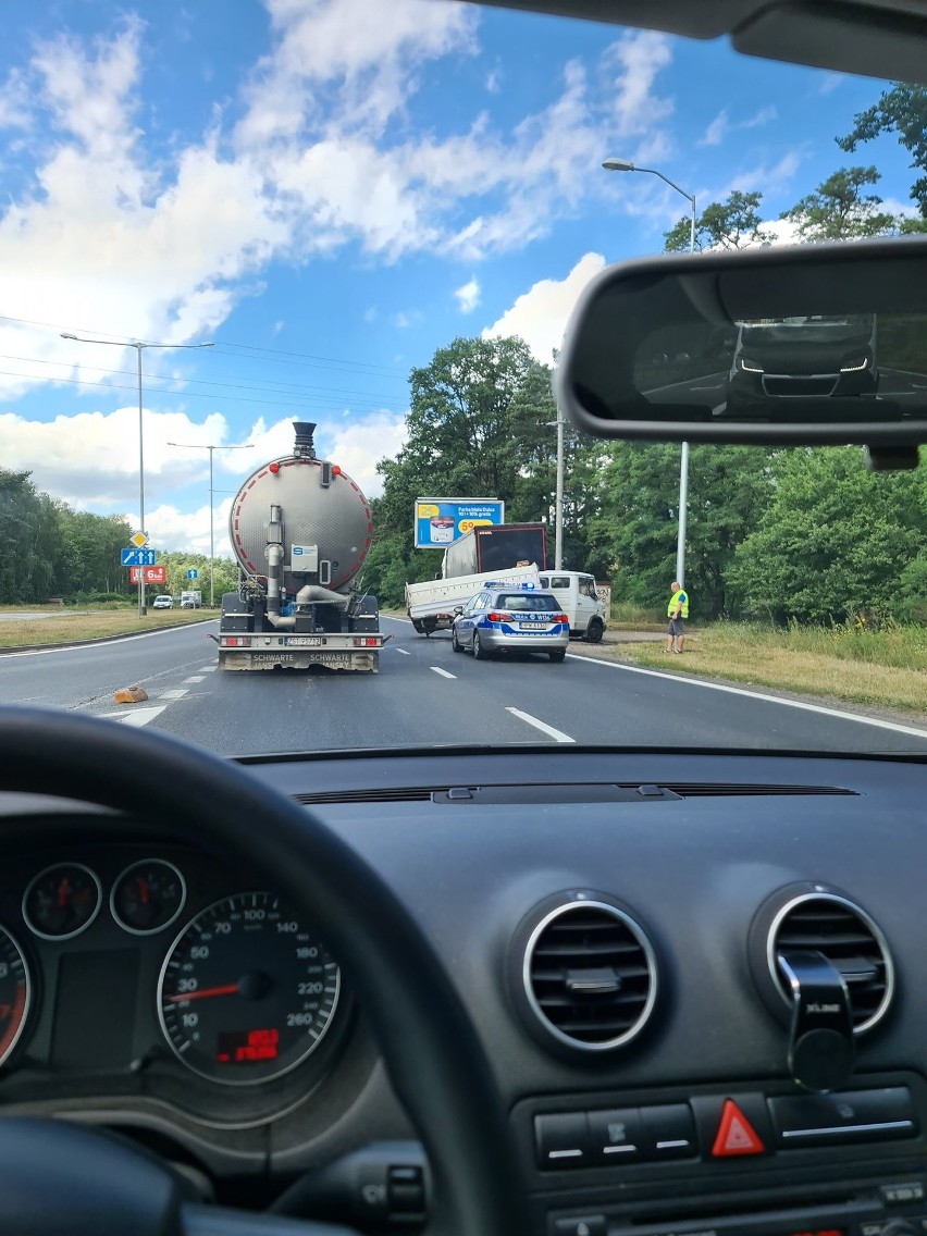 Kolizja w Płoni w Szczecinie. Drewno spadło na inne auto. Są utrudnienia 