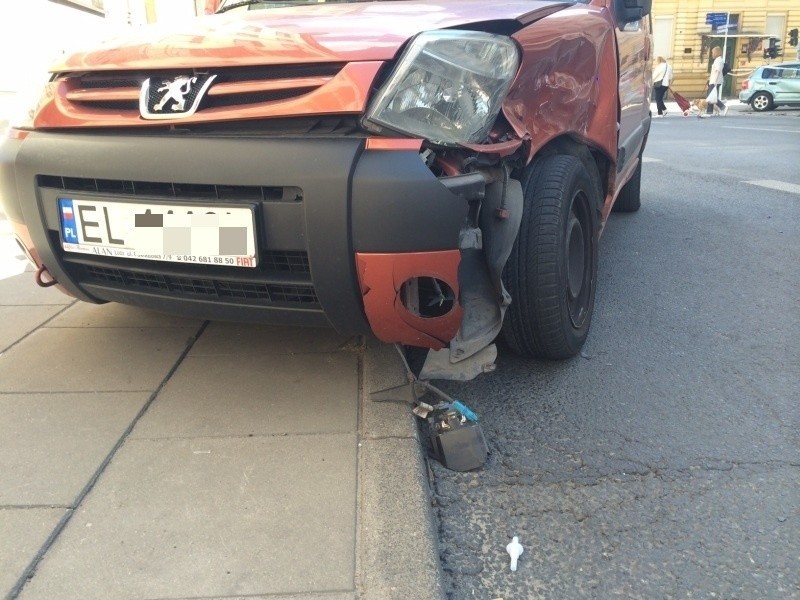 Wypadek na ulicy Gdańskiej. Po zderzeniu honda uderzyła w dwie piesze [ZDJĘCIA, FILM]