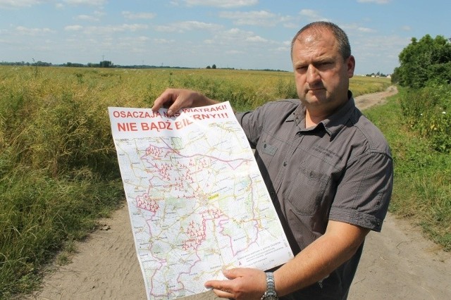 - Wielu mieszkańców dopiero z naszej mapy dowiaduje się, że wkrótce w pobliżu ich domów mają stanąć turbiny -  mówi Waldemar Kwiatkowski, sołtys Młodoszowic. - W całej gminie ma ich być 122.