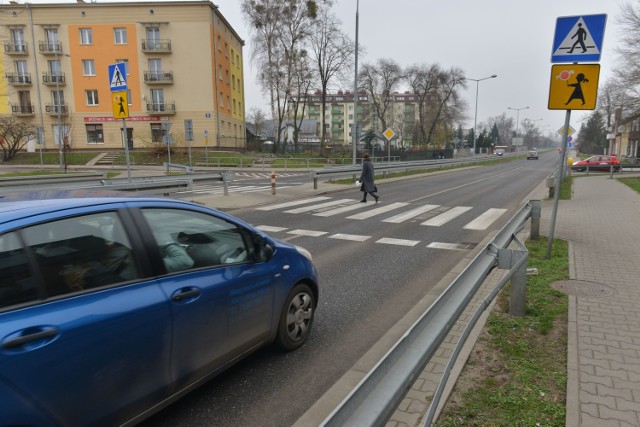 Na niebezpiecznym przejściu przez ulicę Młodzianowską, koło Sedlaka, zaplanowano budowę sygnalizacji świetlnej na przycisk.