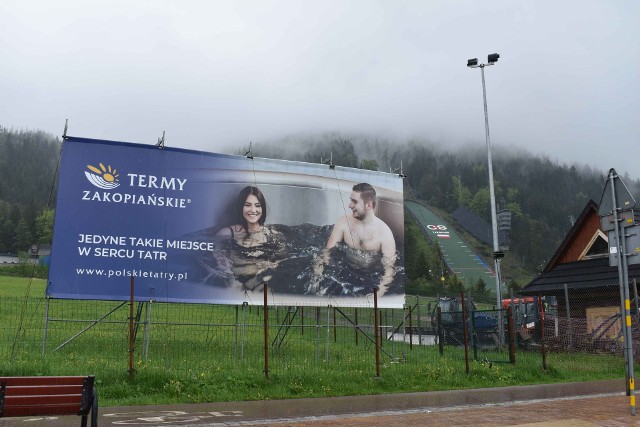Wielkopowierzchniowe reklamy przysłaniają miejsce, z których Zakopane słynie - np. skocznie narciarskie