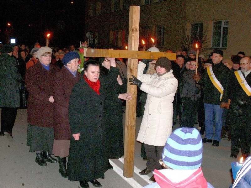 Krzyż misyjny podczas Drogi Krzyżowej w Starachowicach będą...