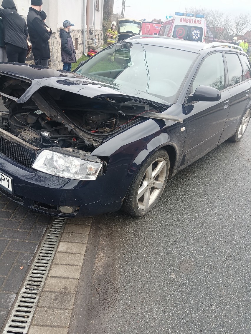 Do zderzenia dwóch samochodów osobowych (audi i bmw) doszło...