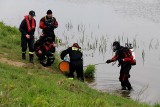 Akcja służb nad Odrą we Wrocławiu! Do rzeki wpadł mężczyzna? Ratownicy znaleźli jego rzeczy osobiste. Trwają poszukiwania