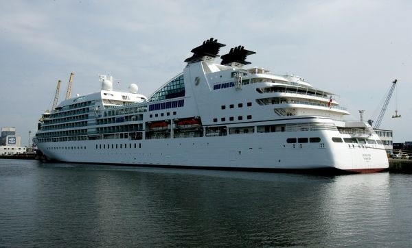 Wycieczkowiec Seabourn Sojourn zacumowany w Szczecinie