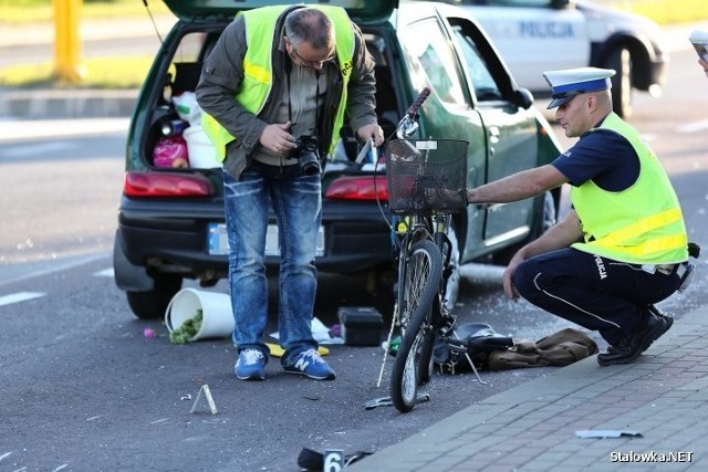 Policjanci ze stalowowolskiej drogówki i technicy kryminalni zabezpieczają ślady na pojazdach, aby udokumentować przebieg wypadku, który miał tragiczne skutki.