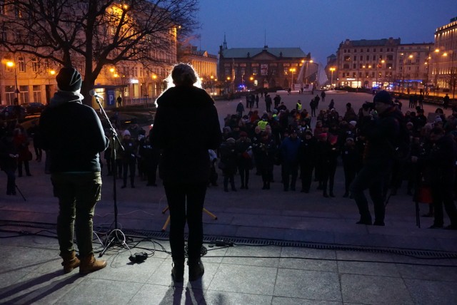 Maksymalnie trzysta osób pojawiło się w czwartek wieczorem na placu Wolności. Odbywał się tam Międzynarodowy Strajk Kobiet. W tym samym czasie odbywała się też kontrmanifestacja przeciwników aborcji, która zgromadziła pięć osób. Wcześniej na ul. Półwiejskiej trwało wydarzenie "Poznań. 150 martwych kobiet". Uczestnicy przypominali o ofiarach przemocy domowej.