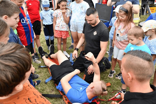 Podczas pikniku rodzinnego w Radłowie w gminie Pakość niezbędnych wskazówek na temat bezpieczeństwa podczas letnich wakacji udzielali policjanci i strażacy