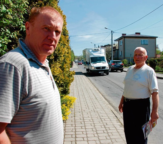 Tadeusz Kawa (z lewej) i Stanisław Gadziała przy ul. Tuwima. Kiedyś była to spokojna, osiedlowa uliczka. Teraz samochody jeżdżą po niej na okrągło – w dzień i w nocy, ku rozpaczy mieszkańców