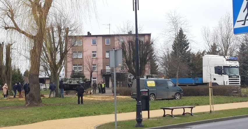 Czołg T-34 zniknął ze sławieńskiego skweru. Trafił do muzeum w Malechowie