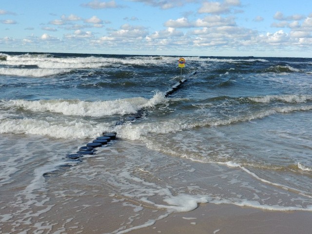 Minione dni przebiegały pod znakiem deszczowej i wietrznej aury. W Ustce dominowała sztormowa pogoda. Zobacz fotogalerię z usteckiej plaży. 