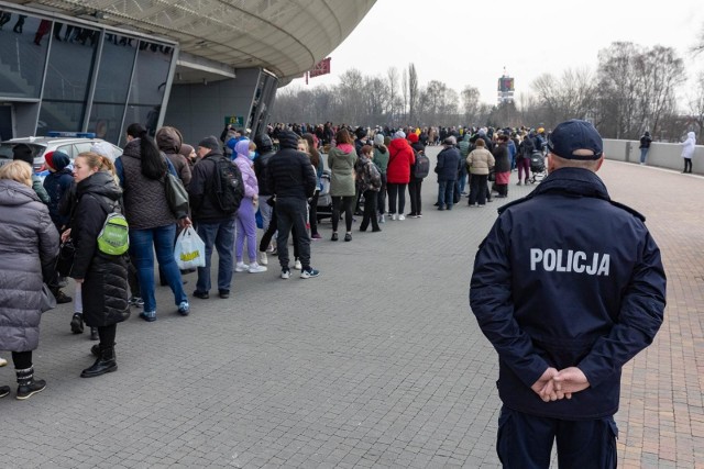 16 marca rozpoczęło się nadawanie numeru PESEL obywatelom Ukrainy. W Krakowie wnioski w tej sprawie są przyjmowane są w Tauron Arenie. Od rana w tym miejscu tworzyły się gigantyczne kolejki