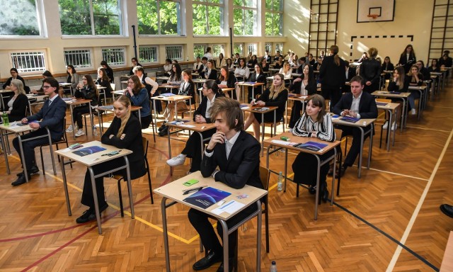 W województwie kujawsko-pomorskim w terminie głównym w maju do egzaminu przystąpiło 12 tys. 319 osób oraz jeden absolwent - obywatel Ukrainy. Na zdjęciu maturzyści z III LO w Bydgoszczy.