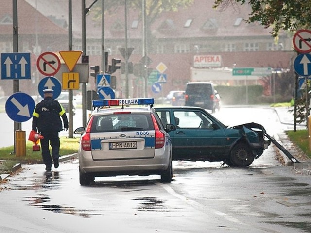 We wtorek po południu na ul. Zamkowej w Słupsku doszło do zderzenia dwóch samochodów. Sprawca wypadku uciekł.