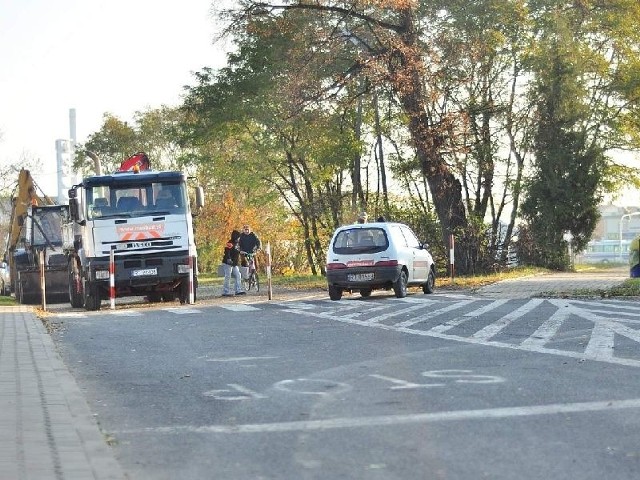 W poniedziałek na ulicy Sandomierskiej w Tarnobrzegu pojawiła się ekipa, która udrożni ulicę dla ruchu kołowego.