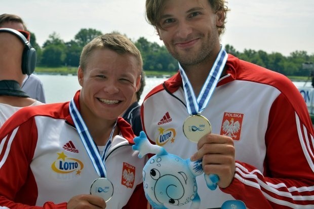 Wiktor Głazunow (z lewej) z Vincentem Słomińskim po zdobyciu wicemistrzostwa świata w C-2 na 500 m.