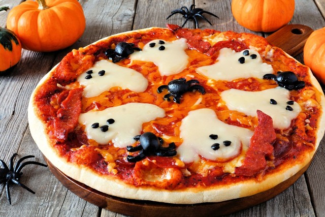 Pizza na halloween z serowymi duszkami.