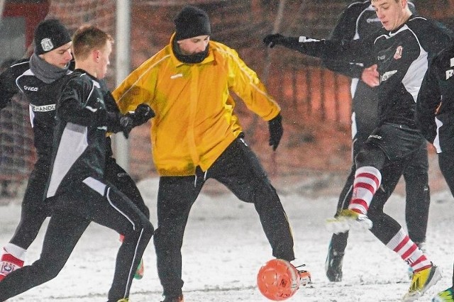 Juniorzy Resovii (na czarno) pokonali czwartoligowy Strumyk Malawa 4:2. W drużynie Macieja Rusina testowany był jeden ofensywny pomocnik.