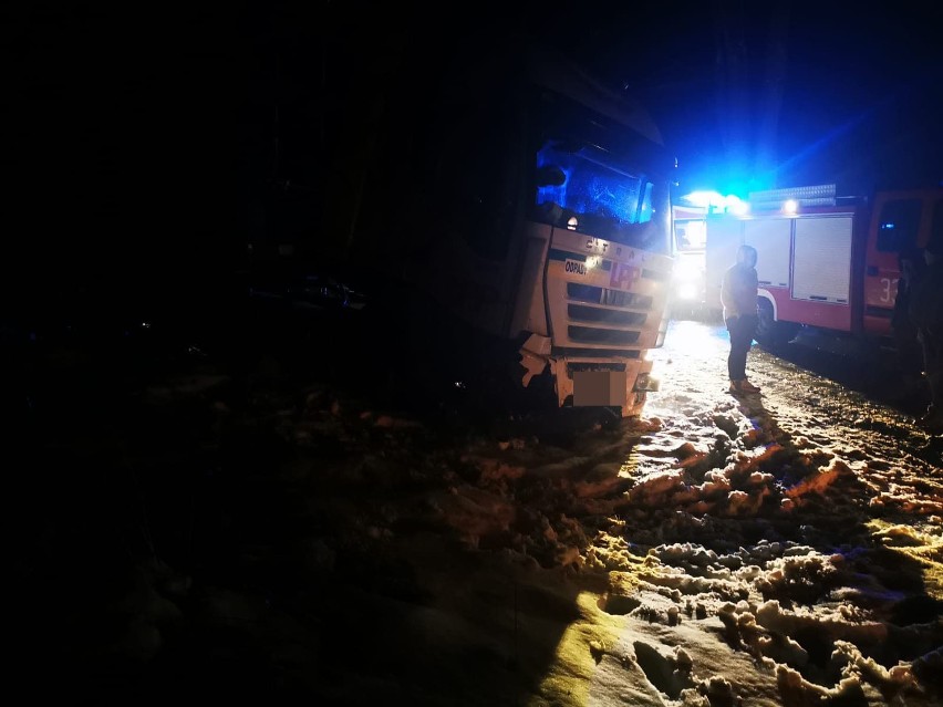 Wypadek w Dobrociechach koło Koszalina. Ciężarówka wpadła w poślizg 