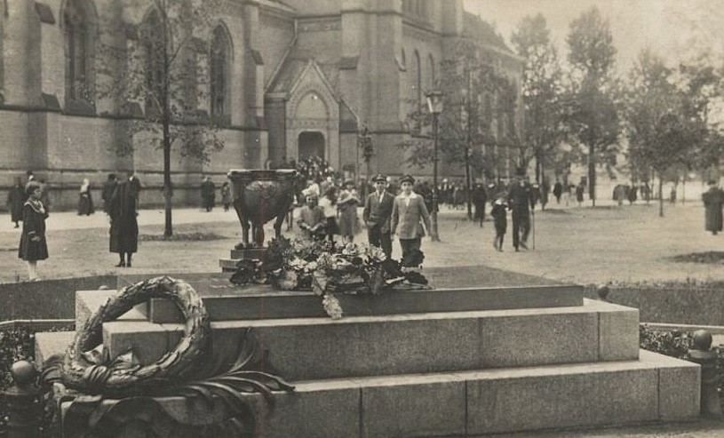 Pierwotnie pomnik stał ukośnie do ul. Piotrkowskiej.