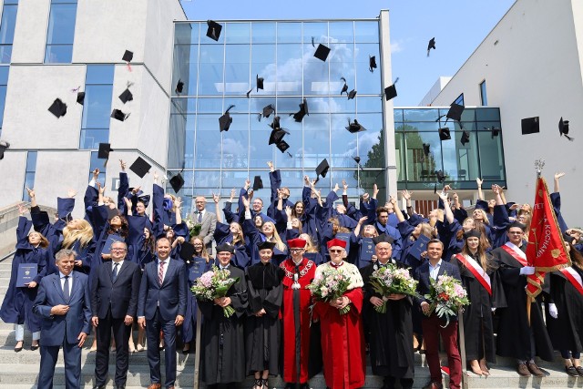 Na Wydziale Prawa i Nauk Społecznych Uniwersytetu Jana Kochanowskiego w Kielcach odbyła się uroczystość wręczenia dyplomów absolwentom prawa