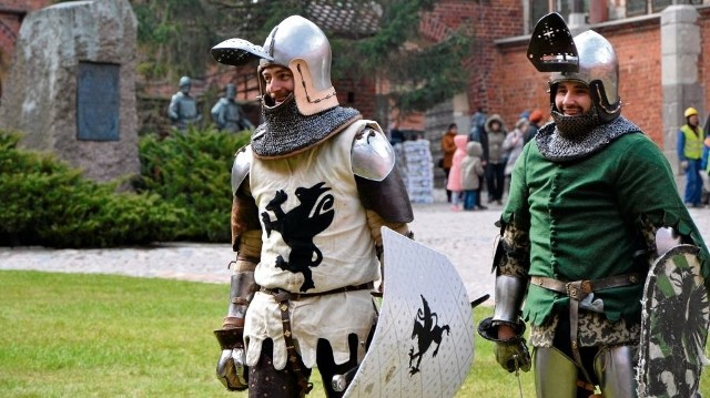 Po losowaniu grup eliminacyjnych rycerze z reprezentacji Polski dali próbkę swoich możliwości na dziedzińcu zamku. Polska należy do czołówki światowej w tym nowym sporcie ekstremalnym