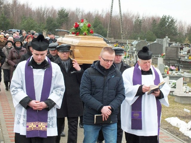 Kondukt z trumną Józefa Błaszczykowskiego na cmentarzu w Parszowie, w gminie Wąchock.
