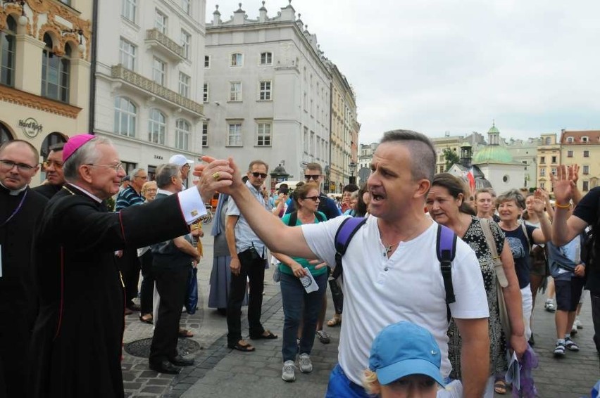 Pielgrzymi wyruszyli w drogę na Jasną Górę [ZDJĘCIA]