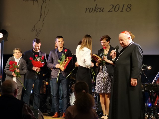 Moment wręczenia wyróżnień podczas gali w Auli św Jana Pawła II w Krakowie Łagiewnikach.