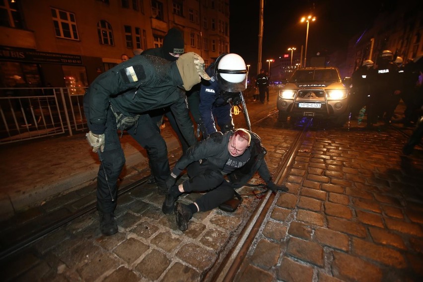 Miasto rozwiązało poniedziałkowy marsz. W stronę policji...