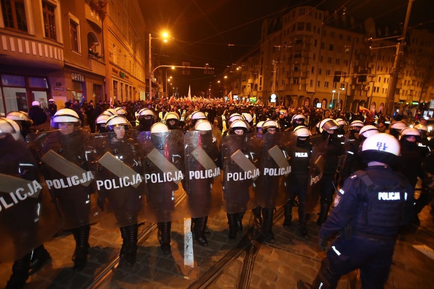 Miasto rozwiązało poniedziałkowy marsz. W stronę policji...