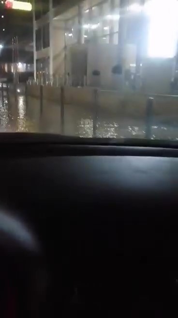 Ulica Braniborska we Wrocławiu zamieniła się w rzekę! Awaria wodociągowa, woda zalała jezdnię [FILMY, ZDJĘCIA]